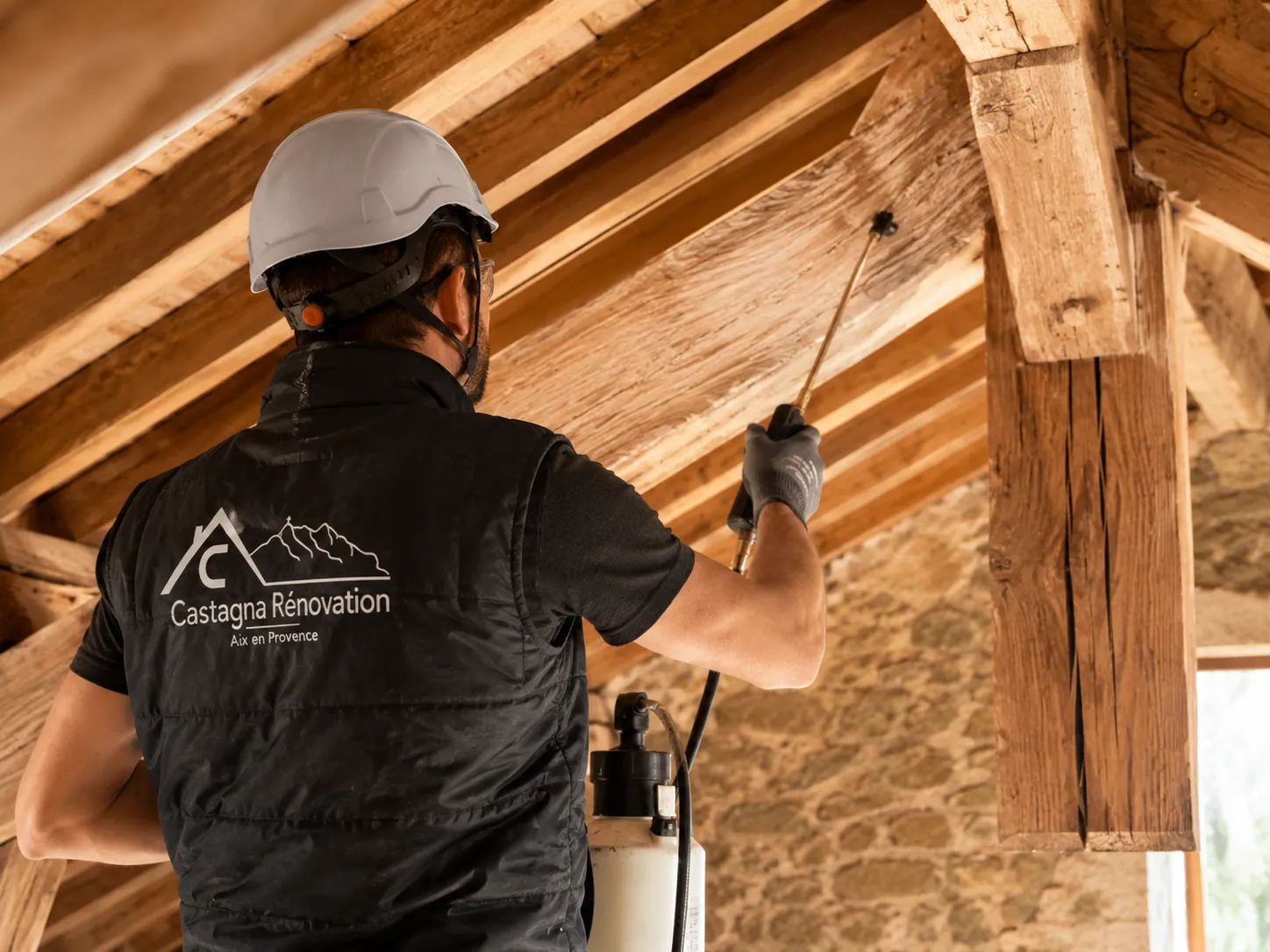 Charpente bois traitée et réparée par Castagna Rénovation à Aix-en-Provence